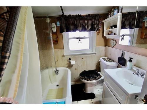 12 West Street S, Thorold, ON - Indoor Photo Showing Bathroom
