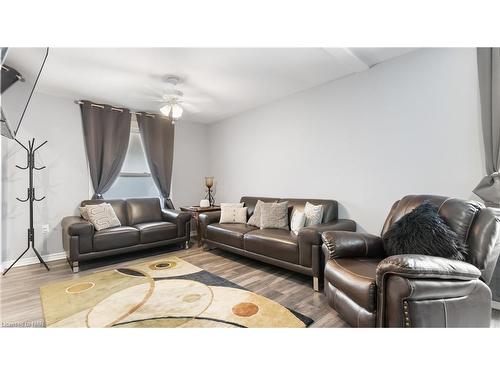 6261 Ker Street, Niagara Falls, ON - Indoor Photo Showing Living Room