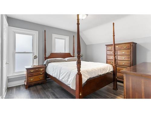 6261 Ker Street, Niagara Falls, ON - Indoor Photo Showing Bedroom