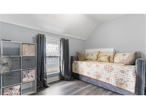 6261 Ker Street, Niagara Falls, ON - Indoor Photo Showing Bedroom
