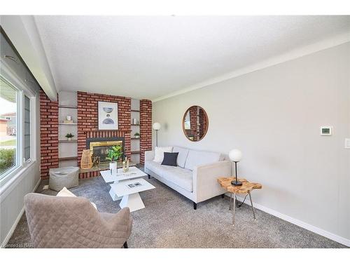 7405 Susan Crescent, Niagara Falls, ON - Indoor Photo Showing Living Room