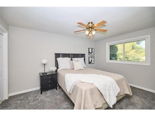 7405 Susan Crescent, Niagara Falls, ON - Indoor Photo Showing Bedroom