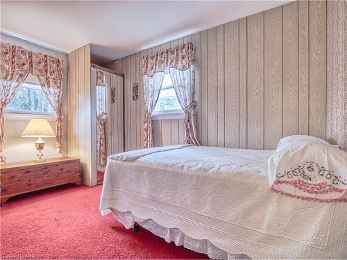 2532 Ott Road, Fort Erie, ON - Indoor Photo Showing Bedroom