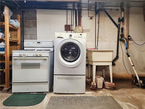 2532 Ott Road, Fort Erie, ON - Indoor Photo Showing Laundry Room