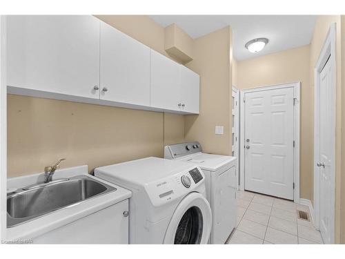 7559 Solomon Circle, Niagara Falls, ON - Indoor Photo Showing Laundry Room