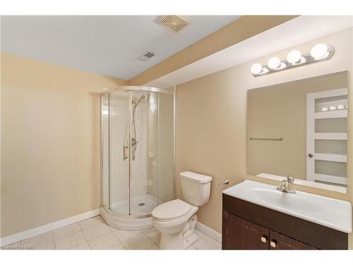 7559 Solomon Circle, Niagara Falls, ON - Indoor Photo Showing Bathroom