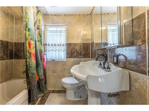 5060 Ontario Avenue, Niagara Falls, ON - Indoor Photo Showing Bathroom