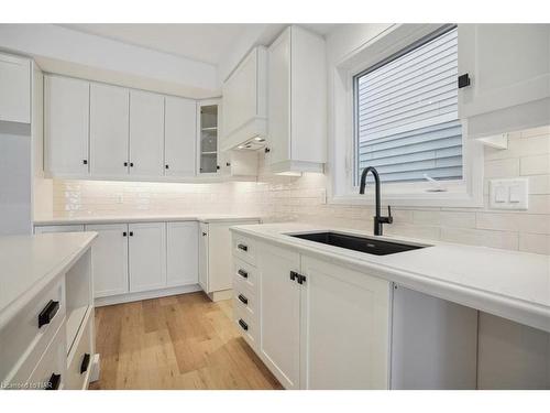 46 Beachwalk Crescent, Crystal Beach, ON - Indoor Photo Showing Kitchen With Double Sink With Upgraded Kitchen