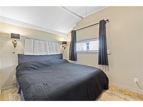 11752 Summerland Avenue, Wainfleet, ON - Indoor Photo Showing Bedroom