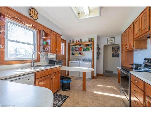 1291 Niagara Boulevard, Fort Erie, ON - Indoor Photo Showing Kitchen With Double Sink