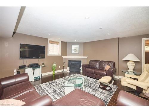 138 Loretta Drive, Niagara-On-The-Lake, ON - Indoor Photo Showing Living Room