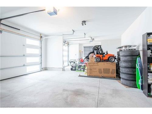 148 Susan Drive, Fonthill, ON - Indoor Photo Showing Garage