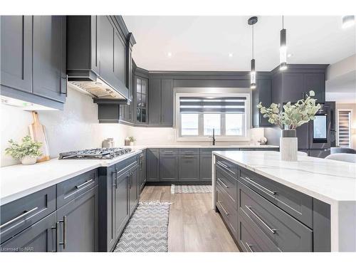 148 Susan Drive, Fonthill, ON - Indoor Photo Showing Kitchen With Upgraded Kitchen