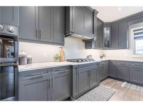 148 Susan Drive, Fonthill, ON - Indoor Photo Showing Kitchen With Upgraded Kitchen