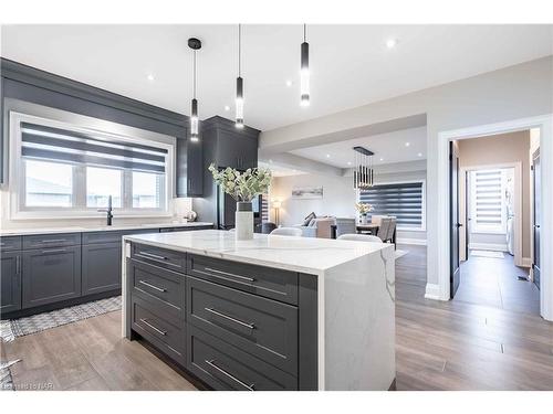 148 Susan Drive, Fonthill, ON - Indoor Photo Showing Kitchen With Upgraded Kitchen