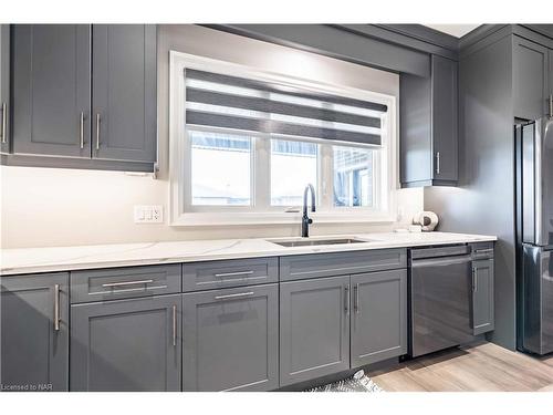 148 Susan Drive, Fonthill, ON - Indoor Photo Showing Kitchen With Upgraded Kitchen