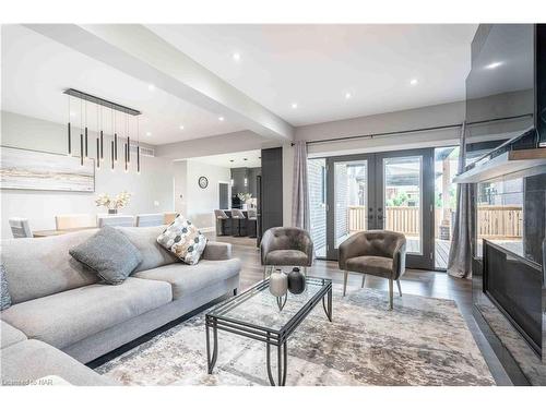 148 Susan Drive, Fonthill, ON - Indoor Photo Showing Living Room