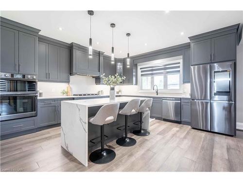 148 Susan Drive, Fonthill, ON - Indoor Photo Showing Kitchen With Upgraded Kitchen