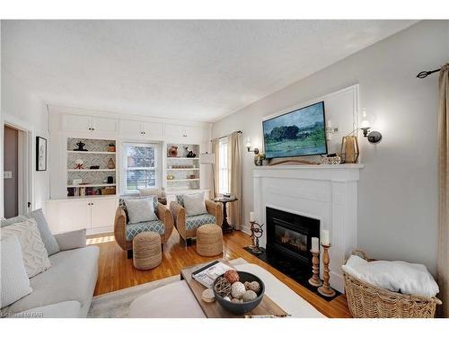 5857 Murray Street, Niagara Falls, ON - Indoor Photo Showing Living Room With Fireplace