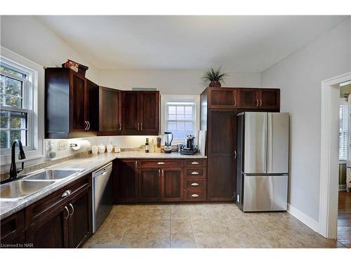 5857 Murray Street, Niagara Falls, ON - Indoor Photo Showing Kitchen With Double Sink