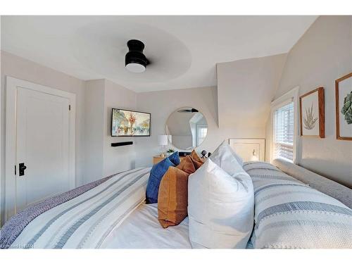 5857 Murray Street, Niagara Falls, ON - Indoor Photo Showing Bedroom