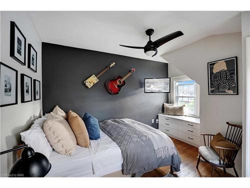 5857 Murray Street, Niagara Falls, ON - Indoor Photo Showing Bedroom