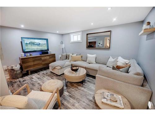 5857 Murray Street, Niagara Falls, ON - Indoor Photo Showing Living Room