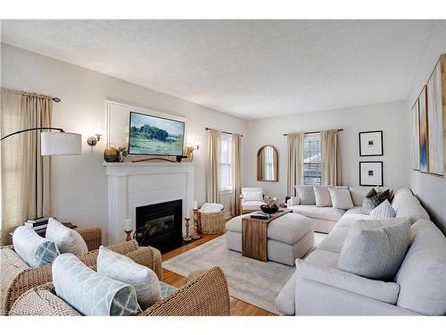 5857 Murray Street, Niagara Falls, ON - Indoor Photo Showing Living Room With Fireplace