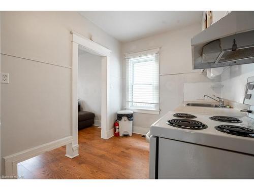 15 Ball Avenue E, St. Catharines, ON - Indoor Photo Showing Kitchen