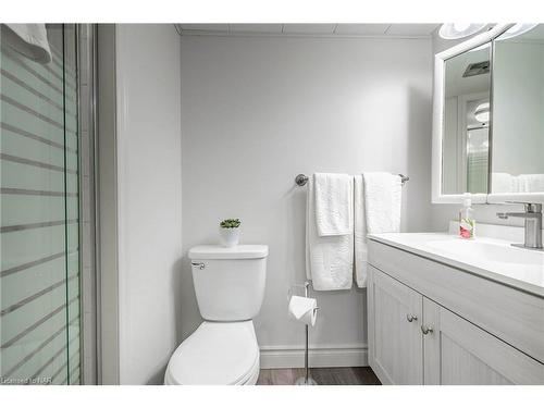 3 Munro Street, Thorold, ON - Indoor Photo Showing Bathroom