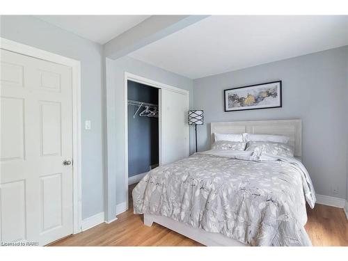 5205 Palmer Avenue, Niagara Falls, ON - Indoor Photo Showing Bedroom