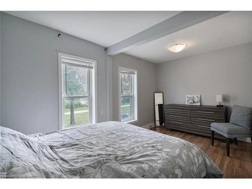5205 Palmer Avenue, Niagara Falls, ON - Indoor Photo Showing Bedroom