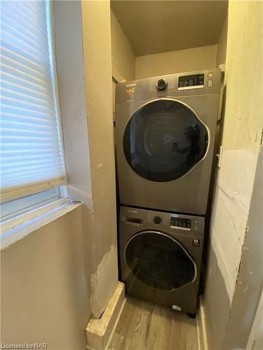 5205 Palmer Avenue, Niagara Falls, ON - Indoor Photo Showing Laundry Room