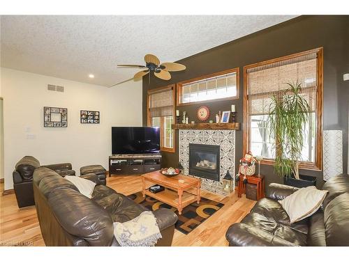 2205 Mewburn Road, Niagara Falls, ON - Indoor Photo Showing Living Room With Fireplace