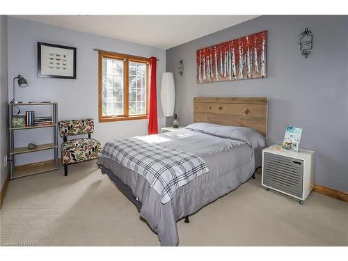 2205 Mewburn Road, Niagara Falls, ON - Indoor Photo Showing Bedroom