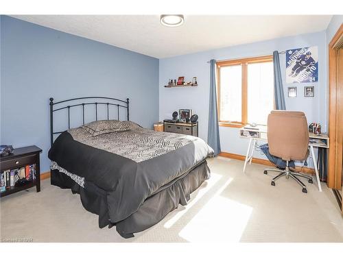 2205 Mewburn Road, Niagara Falls, ON - Indoor Photo Showing Bedroom