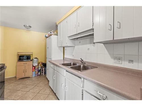 14 Grenville Crescent, Thorold, ON - Indoor Photo Showing Kitchen With Double Sink