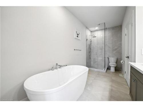 21-300 Richmond Street, Thorold, ON - Indoor Photo Showing Bathroom