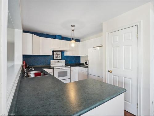 25 Gonzalez Court, Thorold, ON - Indoor Photo Showing Kitchen With Double Sink