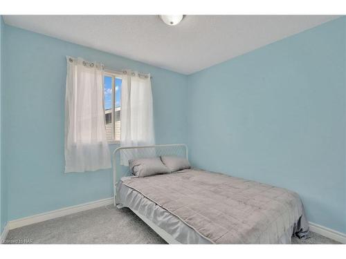 7693 Ronnie Crescent, Niagara Falls, ON - Indoor Photo Showing Bedroom