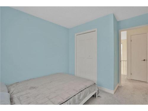 7693 Ronnie Crescent, Niagara Falls, ON - Indoor Photo Showing Bedroom