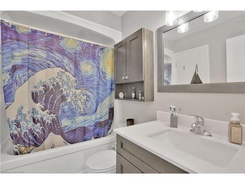7693 Ronnie Crescent, Niagara Falls, ON - Indoor Photo Showing Bathroom
