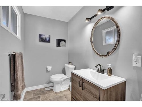 7693 Ronnie Crescent, Niagara Falls, ON - Indoor Photo Showing Bathroom