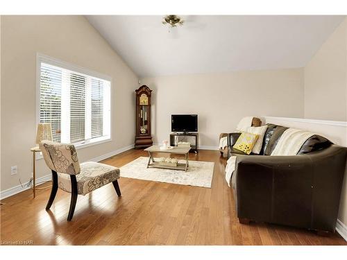 335 Empress Avenue, Welland, ON - Indoor Photo Showing Living Room