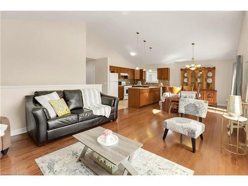 335 Empress Avenue, Welland, ON - Indoor Photo Showing Living Room