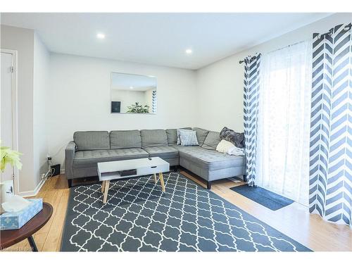 6560 Harmony Avenue, Niagara Falls, ON - Indoor Photo Showing Living Room