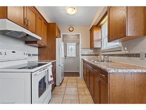 111 Tupper Drive, Thorold, ON - Indoor Photo Showing Kitchen With Double Sink