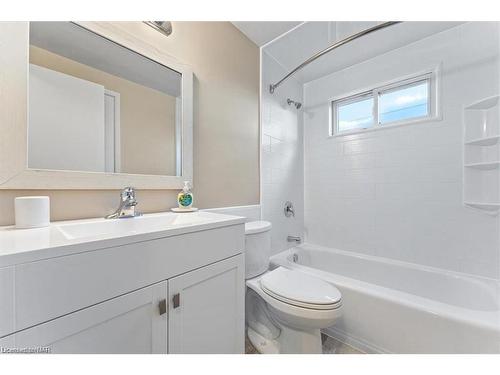 111 Tupper Drive, Thorold, ON - Indoor Photo Showing Bathroom