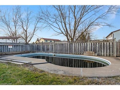 111 Tupper Drive, Thorold, ON - Outdoor With In Ground Pool