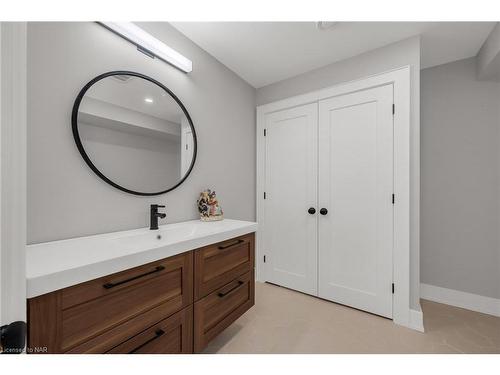 29 Abbott Place, Fonthill, ON - Indoor Photo Showing Bathroom